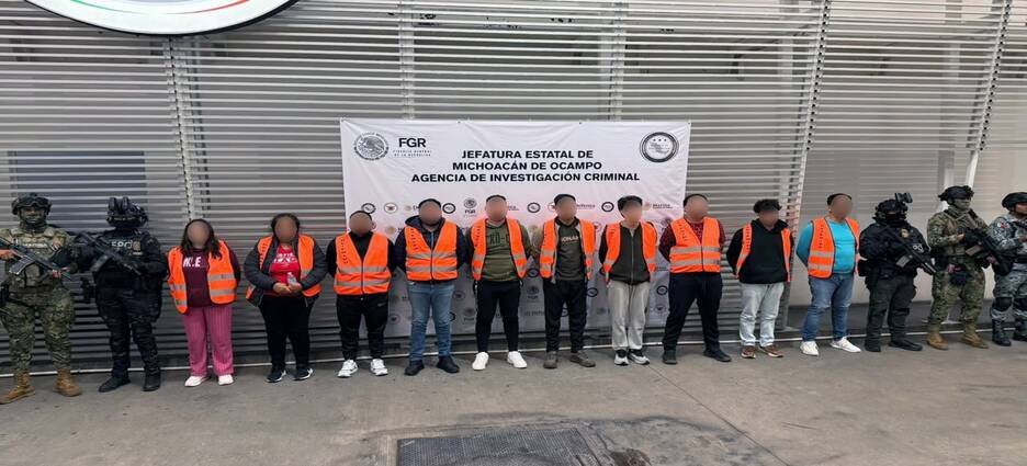 Detienen a 10 presuntos integrantes de grupo dedicado al robo de carga y secuestro en Michoacán